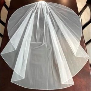 Like New Fingertip Length Ivory Beaded Veil